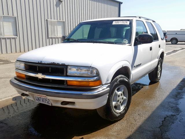 1GNDT13WX1K172547 - 2001 CHEVROLET BLAZER WHITE photo 2