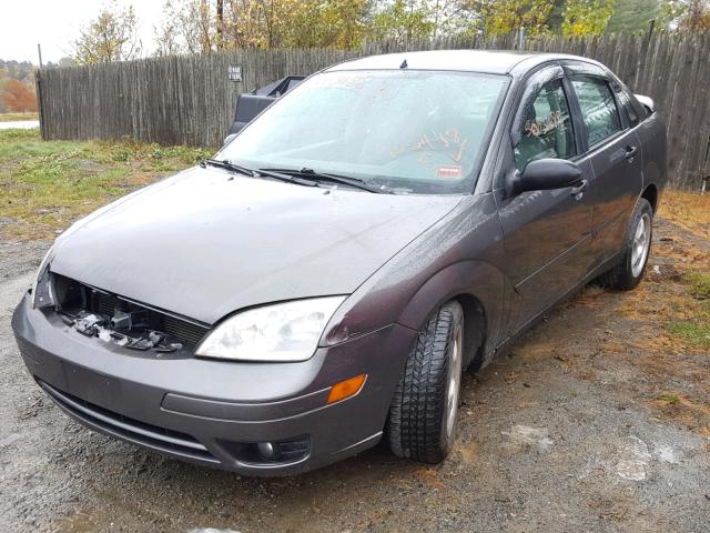 1FAFP34N25W252419 - 2005 FORD FOCUS ZX4 GRAY photo 2