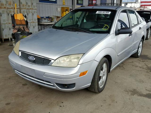 1FAFP34NX7W170036 - 2007 FORD FOCUS ZX4 SILVER photo 2