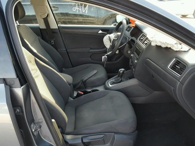 3VW2K7AJ9CM386211 - 2012 VOLKSWAGEN JETTA BASE Մոխրագույն լուսանկար 5