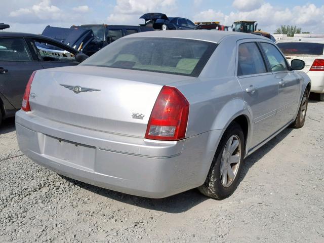 2C3JA53G15H104351 - 2005 CHRYSLER 300 TOURIN SILVER photo 4