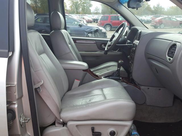 1GKDT13S052301864 - 2005 GMC ENVOY SILVER photo 5