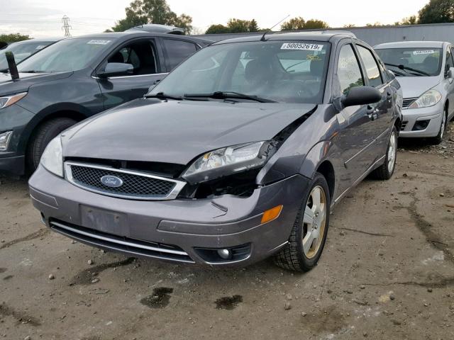 1FAHP34N47W227193 - 2007 FORD FOCUS ZX4 GRAY photo 2