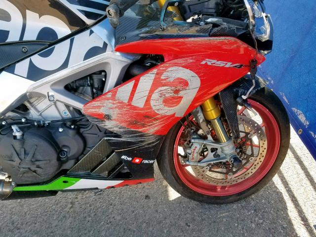 ZD4KEU007JS001061 - 2018 APRILIA RSV4 R TWO TONE photo 9