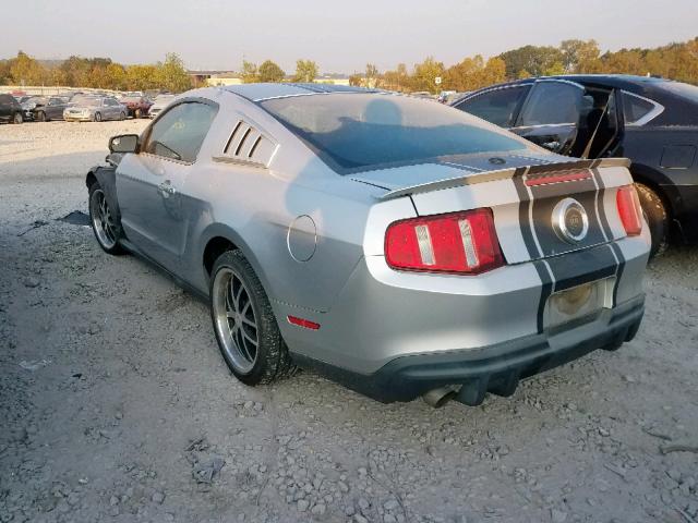 1ZVBP8AM7B5150937 - 2011 FORD MUSTANG SILVER photo 3
