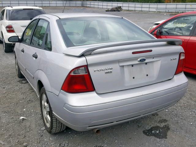 1FAFP34N15W160735 - 2005 FORD FOCUS ZX4 SILVER photo 3