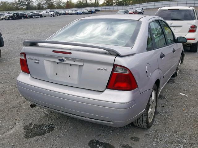 1FAFP34N15W160735 - 2005 FORD FOCUS ZX4 SILVER photo 4