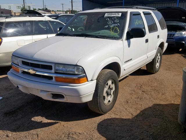 1GNDT13W02K228125 - 2002 CHEVROLET BLAZER WHITE photo 2