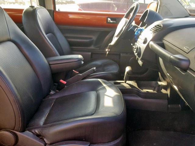 3VWRG3AGXAM021806 - 2010 VOLKSWAGEN NEW BEETLE ნარინჯისფერი ფოტო 5