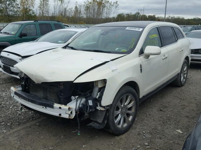 2LMHJ5FK7DBL52115 - 2013 LINCOLN MKT WHITE photo 2