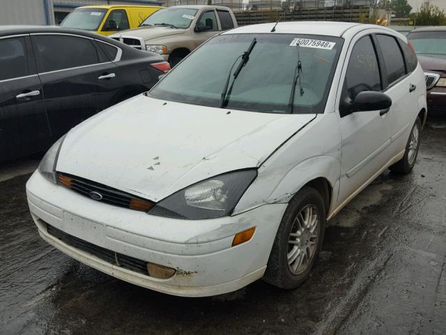 3FAFP37383R138354 - 2003 FORD FOCUS ZX5 WHITE photo 2