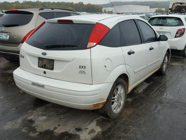 3FAFP37383R138354 - 2003 FORD FOCUS ZX5 WHITE photo 4