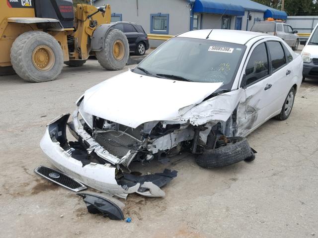 1FAFP34N87W139027 - 2007 FORD FOCUS ZX4 WHITE photo 2