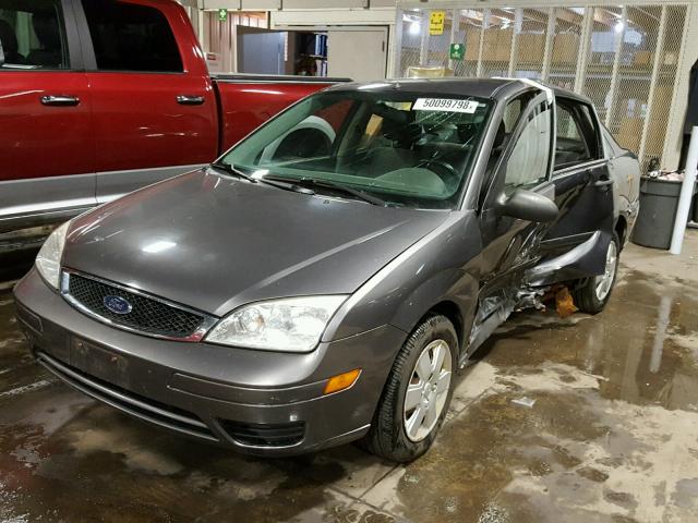 1FAHP34N17W234862 - 2007 FORD FOCUS ZX4 GRAY photo 2