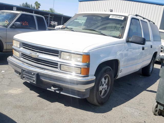 1GKEC16R4XJ736327 - 1999 GMC SUBURBAN C WHITE photo 2