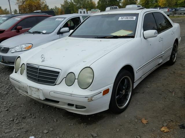 WDBJF65J0YA968630 - 2000 MERCEDES-BENZ E 320 WHITE photo 2