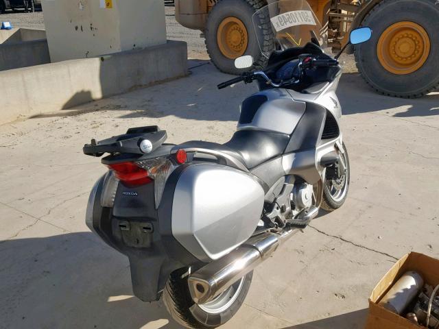 VTMRC5222AE000248 - 2010 HONDA NT700 V SILVER photo 4