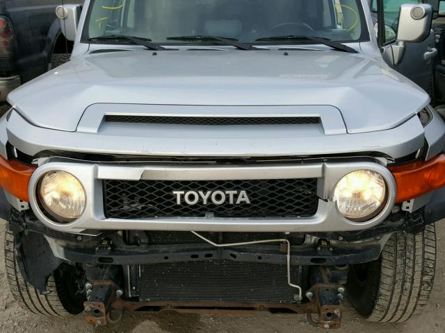 JTEBU11F970041383 - 2007 TOYOTA FJ CRUISER SILVER photo 7