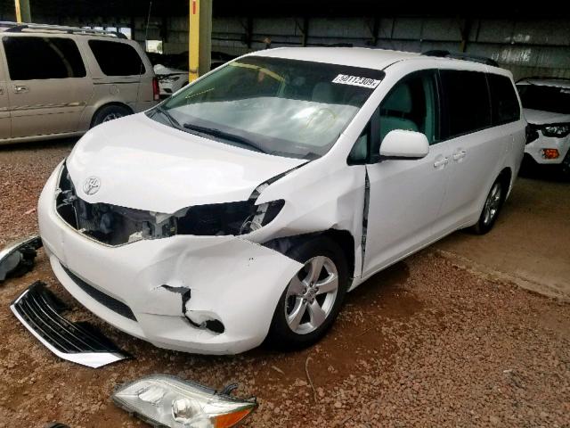 5TDKK3DC2DS291922 - 2013 TOYOTA SIENNA LE WHITE photo 2