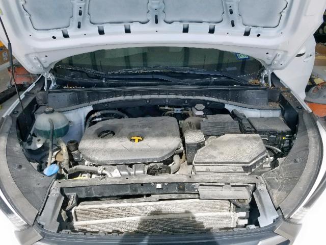 KM8J33A44HU383424 - 2017 HYUNDAI TUCSON SE WHITE photo 7