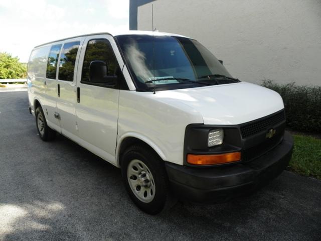 1GCFG15X491180186 - 2009 CHEVROLET EXPRESS G1 WHITE photo 1