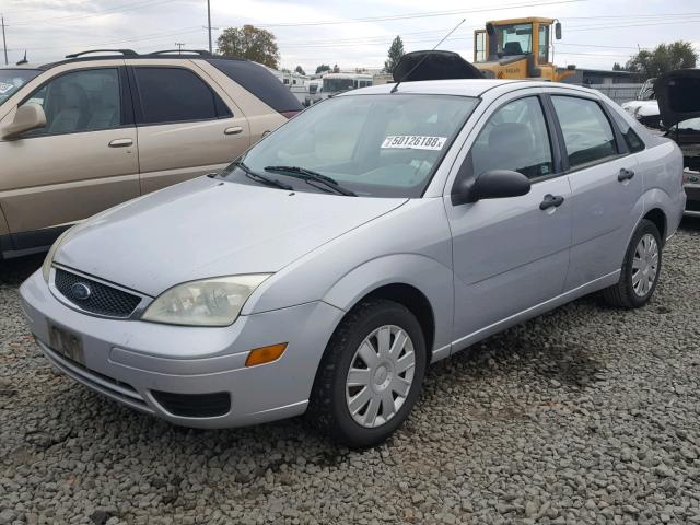 1FAFP34N15W246434 - 2005 FORD FOCUS ZX4 SILVER photo 2