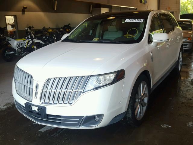 2LMHJ5AT2CBL52053 - 2012 LINCOLN MKT WHITE photo 2