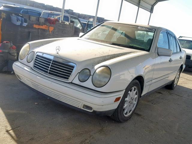 WDBJF65F2WA528899 - 1998 MERCEDES-BENZ E 320 WHITE photo 2