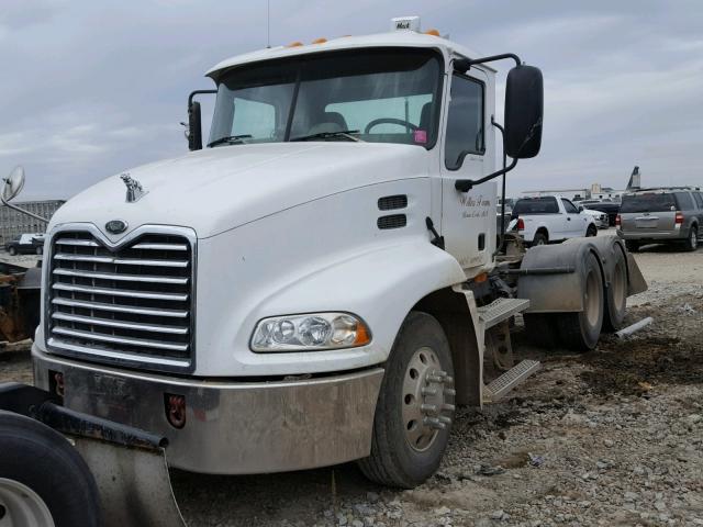 1M1AE06Y24N021010 - 2004 MACK 600 CX600 WHITE photo 2