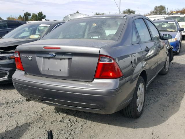 1FAFP34N37W275727 - 2007 FORD FOCUS ZX4 GRAY photo 4