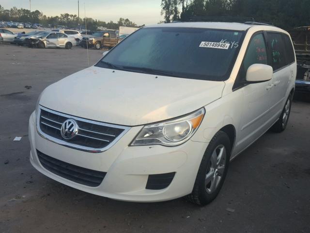 2V4RW3DG6BR642140 - 2011 VOLKSWAGEN ROUTAN SE WHITE photo 2