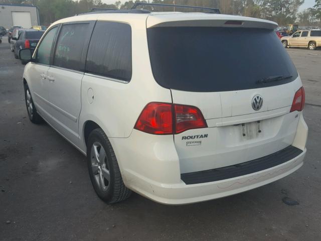 2V4RW3DG6BR642140 - 2011 VOLKSWAGEN ROUTAN SE WHITE photo 3