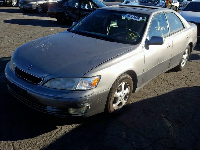 JT8BF28G0W5044448 - 1998 LEXUS ES 300 GRAY photo 2