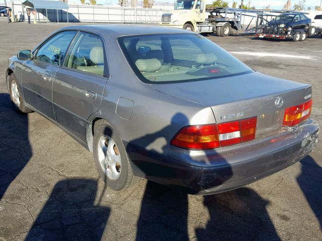 JT8BF28G0W5044448 - 1998 LEXUS ES 300 GRAY photo 3