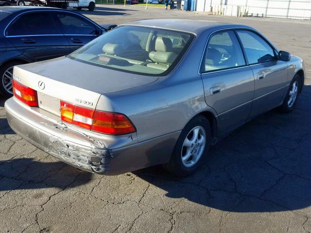 JT8BF28G0W5044448 - 1998 LEXUS ES 300 GRAY photo 4