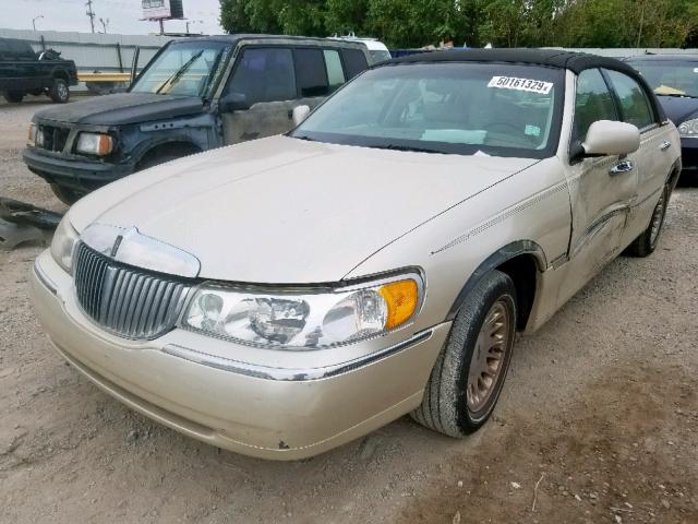 1LNHM83WXYY928316 - 2000 LINCOLN TOWN CAR C CREAM photo 2