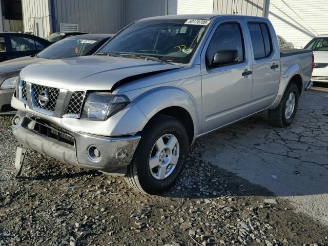 1N6AD07U36C444186 - 2006 NISSAN FRONTIER C SILVER photo 2