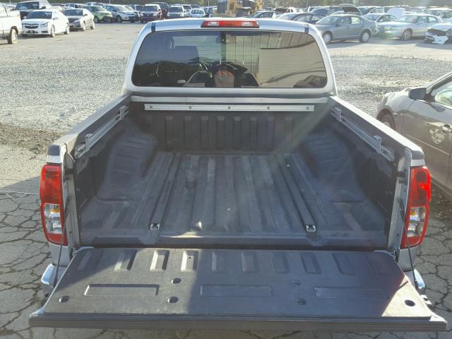 1N6AD07U36C444186 - 2006 NISSAN FRONTIER C SILVER photo 9