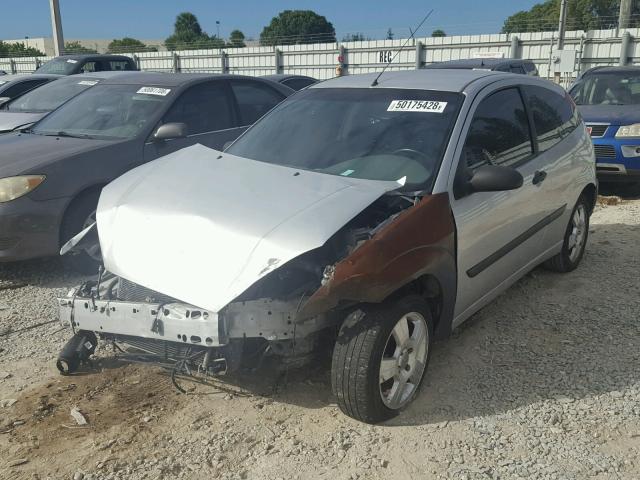 3FAFP31354R127516 - 2004 FORD FOCUS ZX3 SILVER photo 2