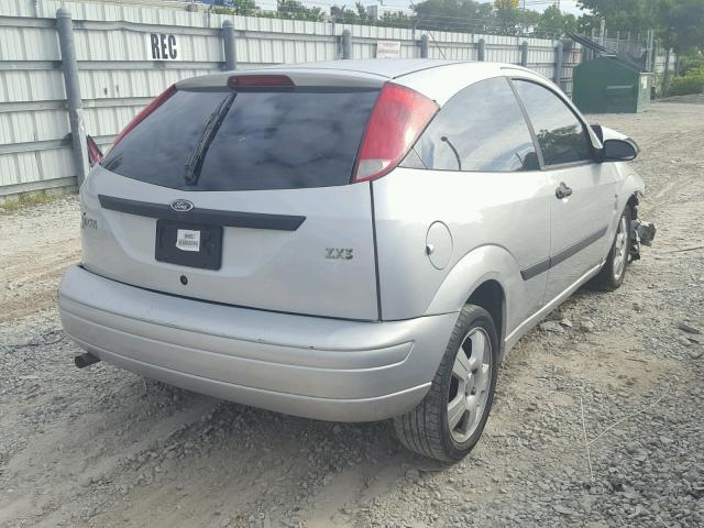 3FAFP31354R127516 - 2004 FORD FOCUS ZX3 SILVER photo 4