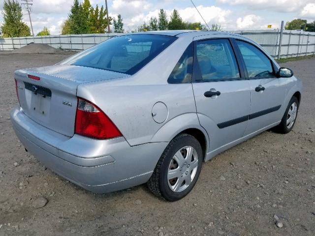 1FAFP34N15W100857 - 2005 FORD FOCUS ZX4 SILVER photo 4