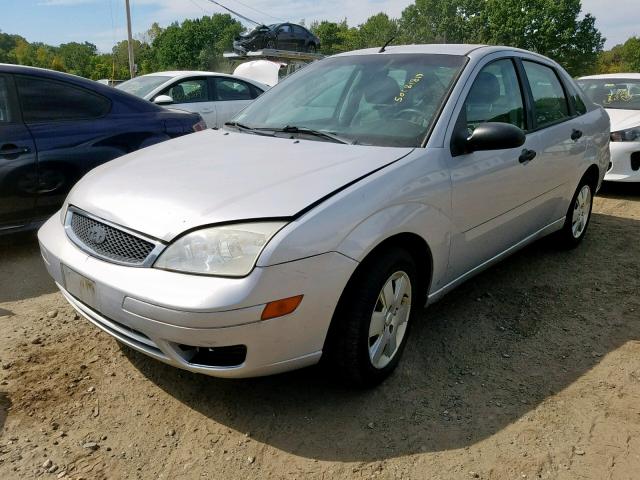 1FAHP34N86W112529 - 2006 FORD FOCUS ZX4 SILVER photo 2