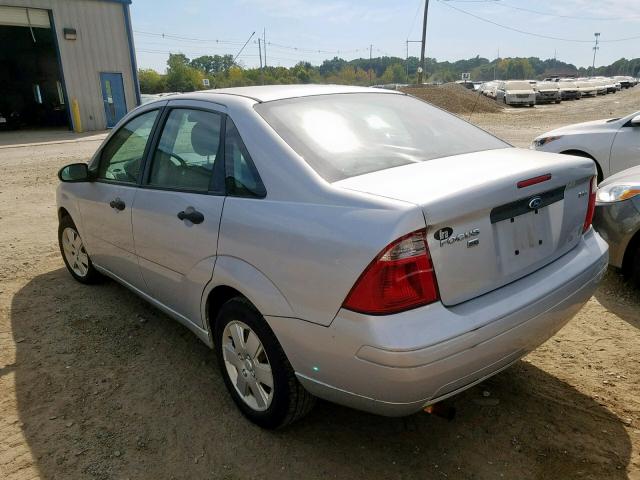 1FAHP34N86W112529 - 2006 FORD FOCUS ZX4 SILVER photo 3