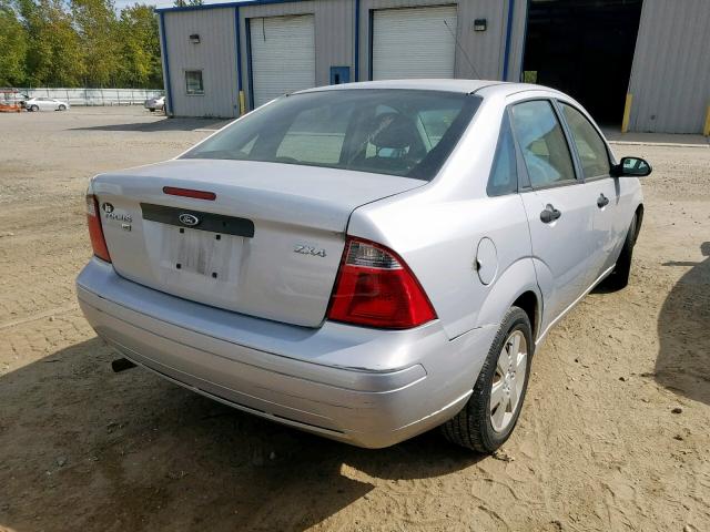 1FAHP34N86W112529 - 2006 FORD FOCUS ZX4 SILVER photo 4