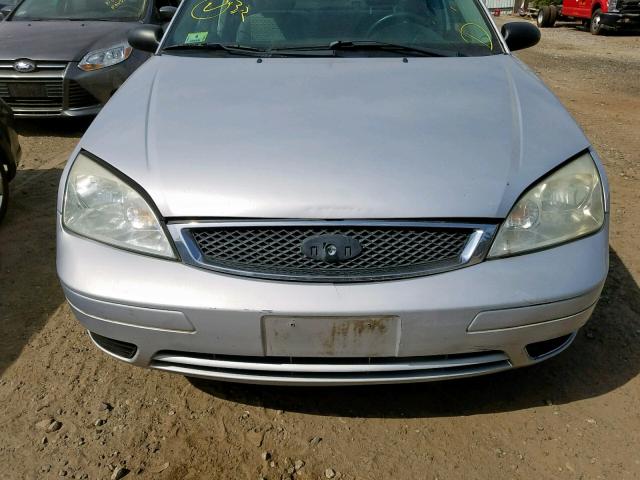 1FAHP34N86W112529 - 2006 FORD FOCUS ZX4 SILVER photo 9