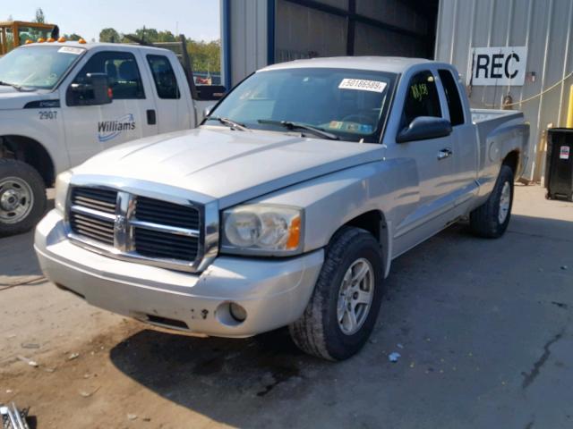 1D7HW42N05S331552 - 2005 DODGE DAKOTA SLT SILVER photo 2