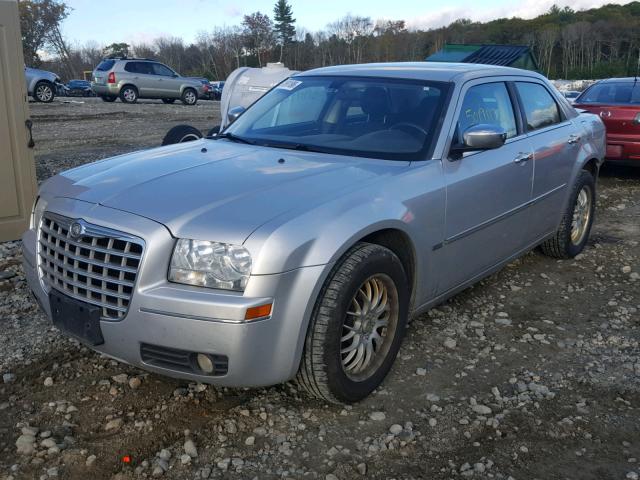 2C3CK5CV2AH115857 - 2010 CHRYSLER 300 TOURIN SILVER photo 2