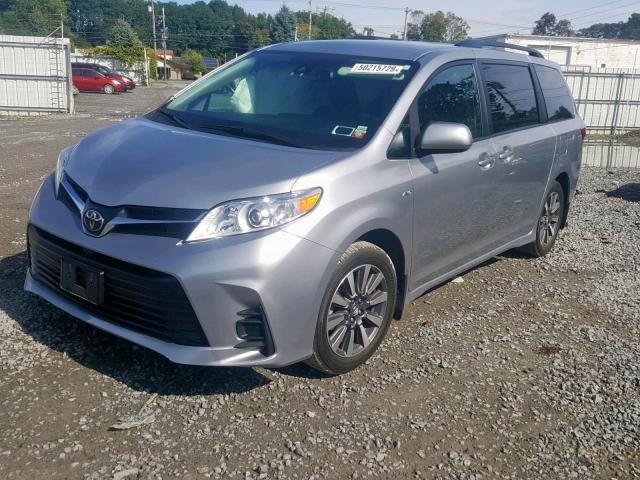 5TDJZ3DC4JS195843 - 2018 TOYOTA SIENNA LE SILVER photo 2