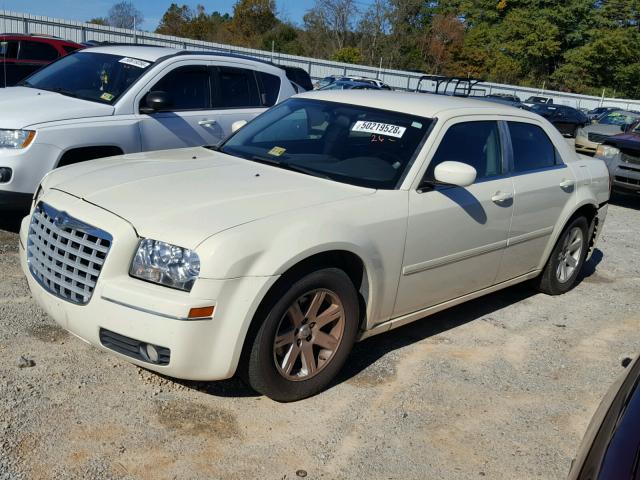 2C3JA53GX5H607747 - 2005 CHRYSLER 300 TOURIN CREAM photo 2