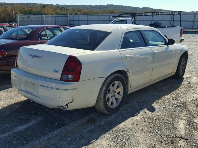 2C3JA53GX5H607747 - 2005 CHRYSLER 300 TOURIN CREAM photo 4